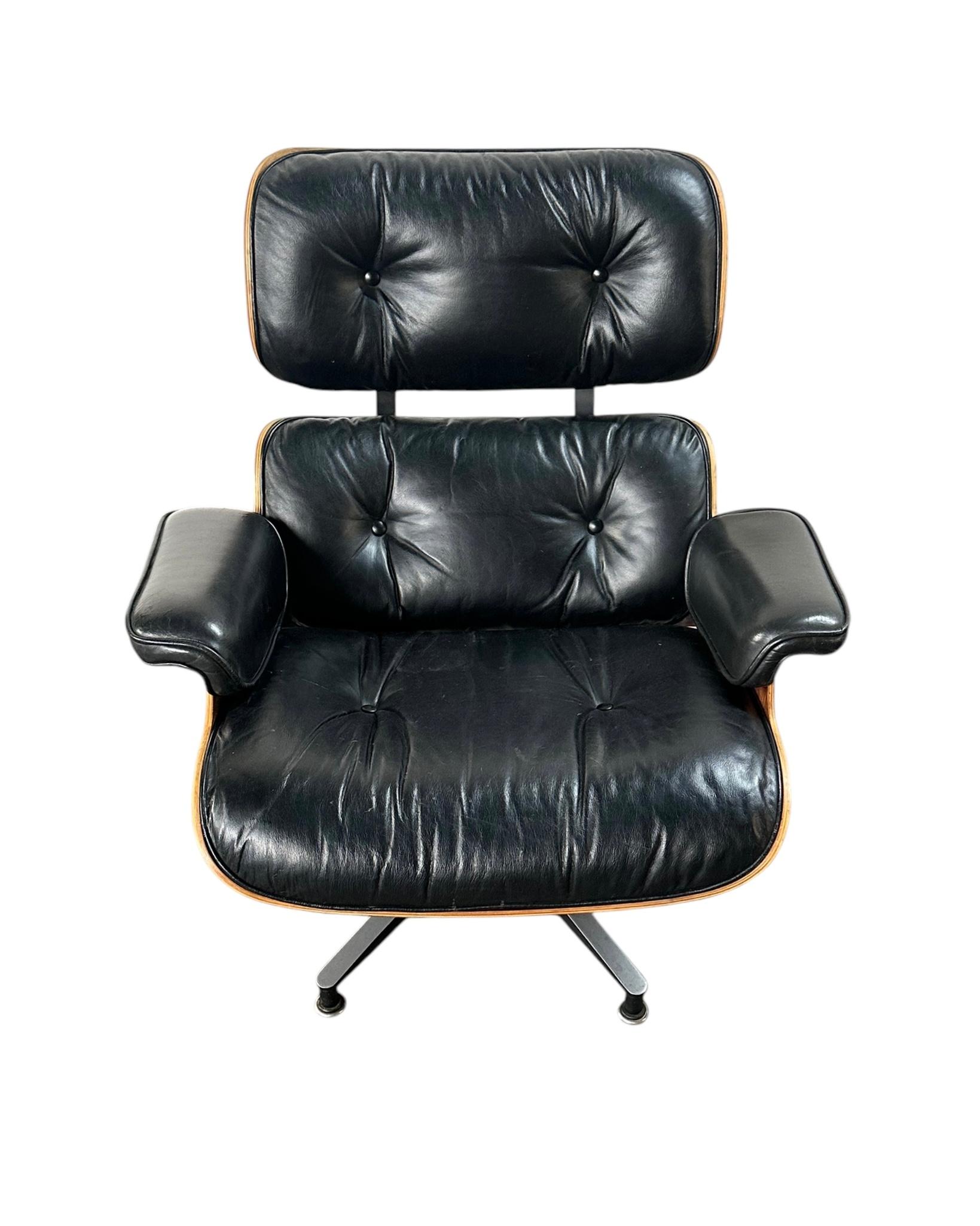 Klassischer Eames Lounge Chair mit Ottomane aus schwarzem Leder und brasilianischem Palisanderholz. Signierte authentische Originalproduktion von Herman Miller. Holz aufgearbeitet. Leder gereinigt und konditioniert. CIRCA 1970er-1980er Produktion.