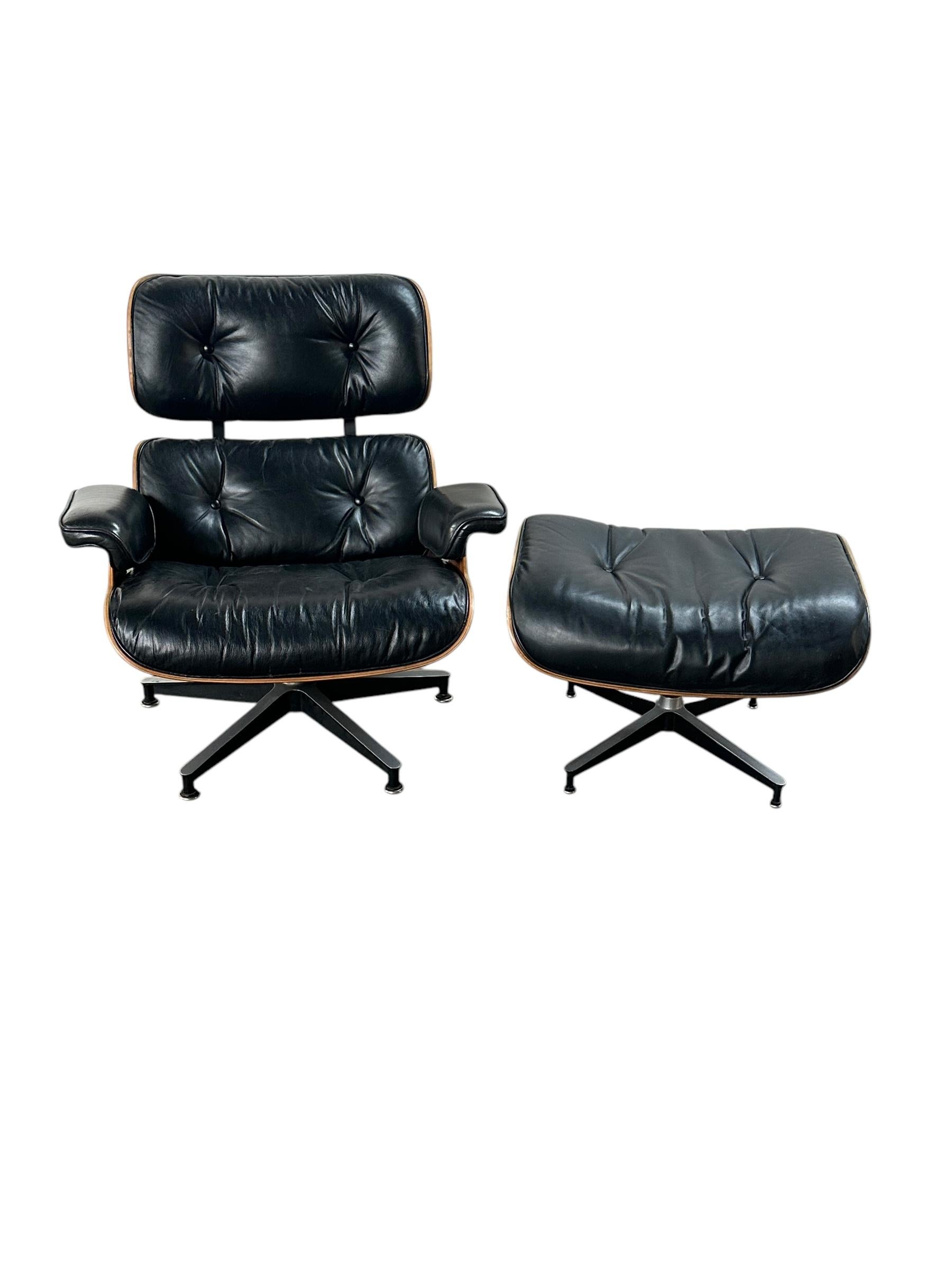 Restaurierter Herman Miller Eames-Loungesessel und Ottomane (Moderne der Mitte des Jahrhunderts) im Angebot