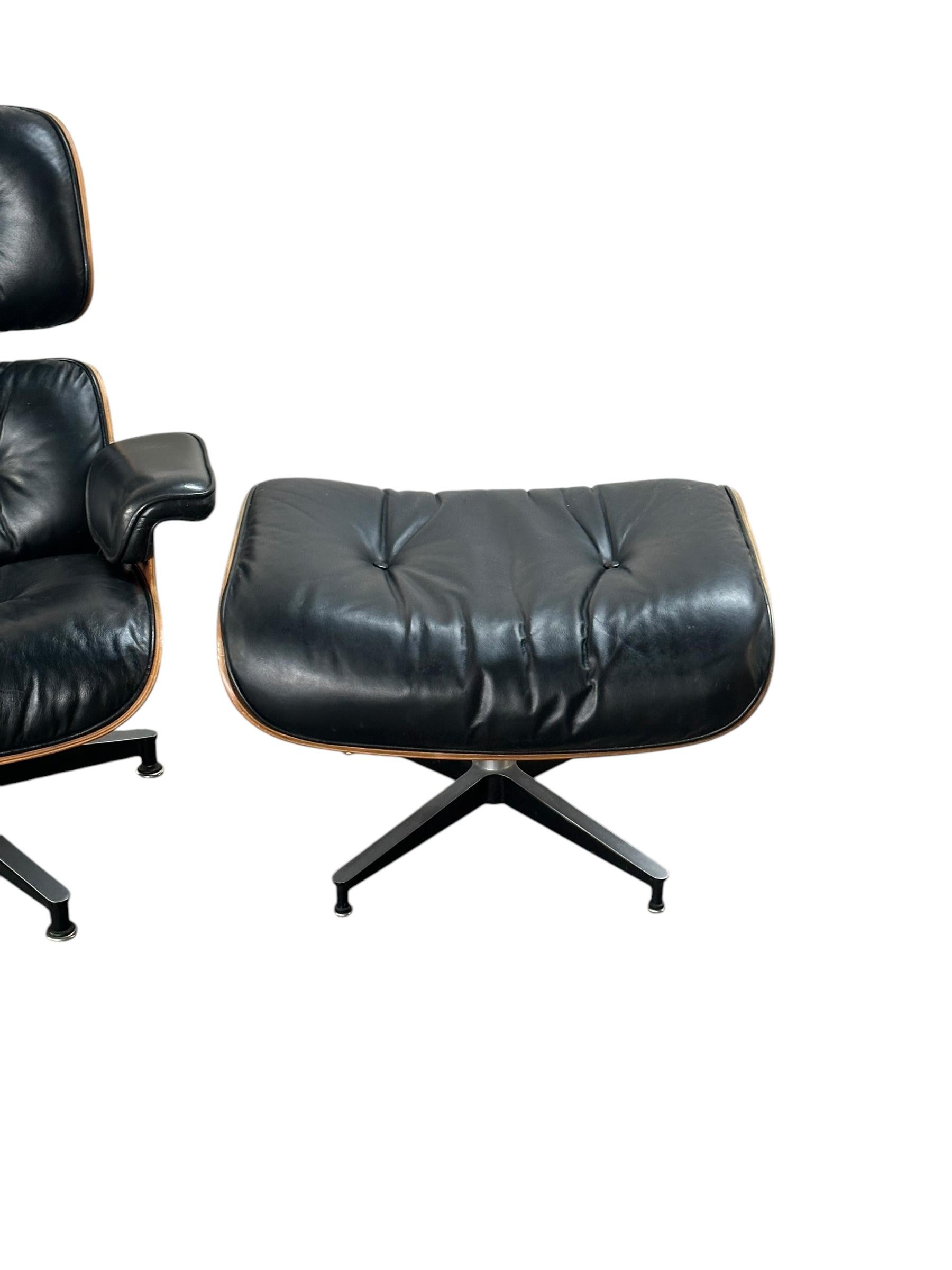 Restaurierter Herman Miller Eames-Loungesessel und Ottomane (amerikanisch) im Angebot