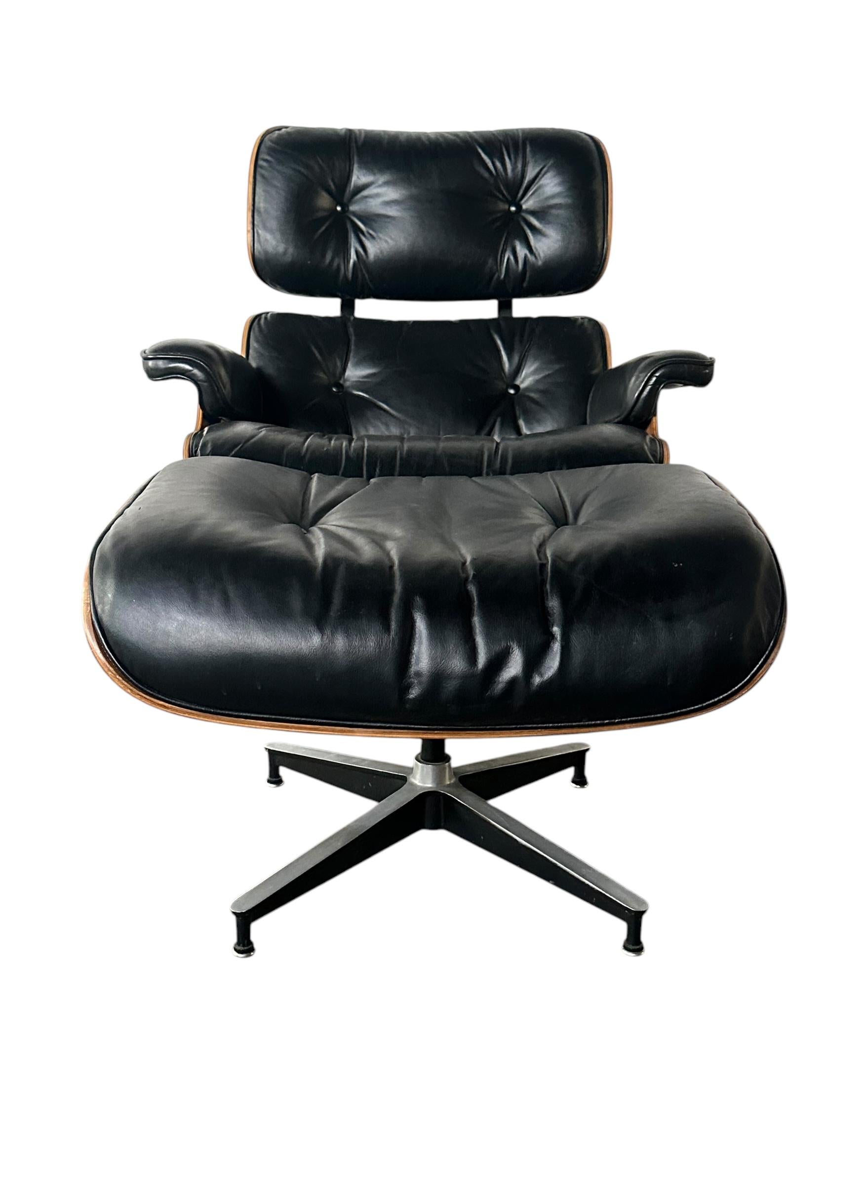 Restaurierter Herman Miller Eames-Loungesessel und Ottomane (20. Jahrhundert) im Angebot