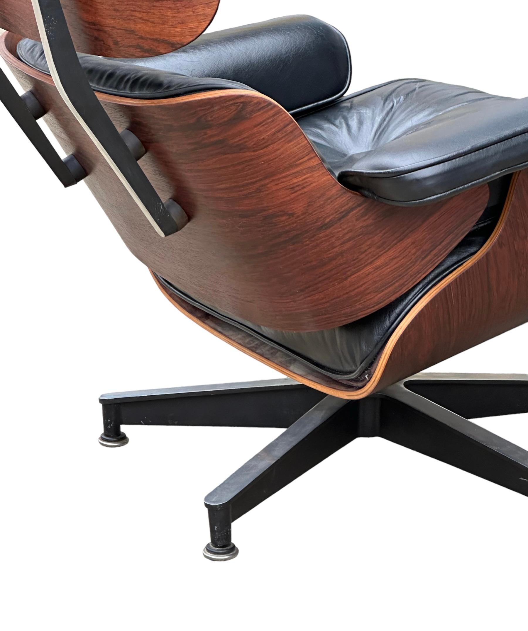 Cuir Chaise longue et ottoman Eames de Herman Miller restaurés