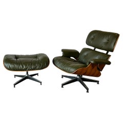 Restaurierter Herman Miller Eames Loungesessel und Ottomane mit Avocado-Leder, neu  