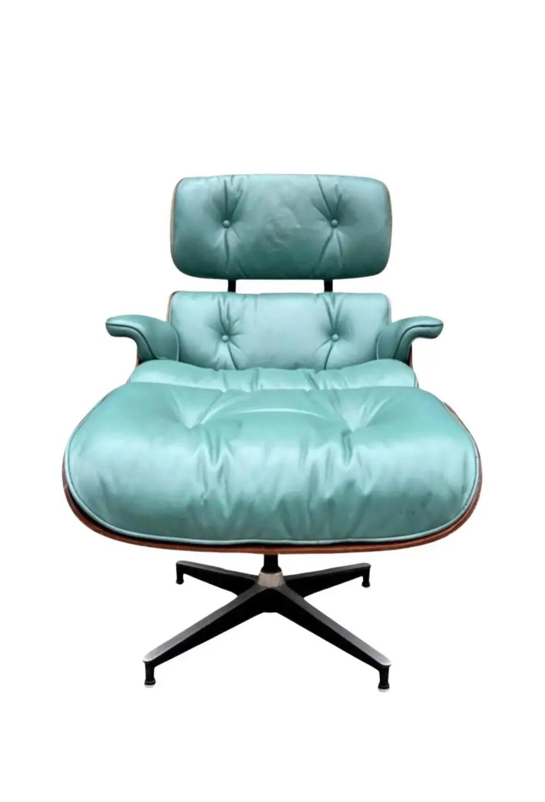 Restored Herman Miller Eames Lounge Chair and Ottoman with Custom New Cushions In Good Condition For Sale In Brooklyn, NY