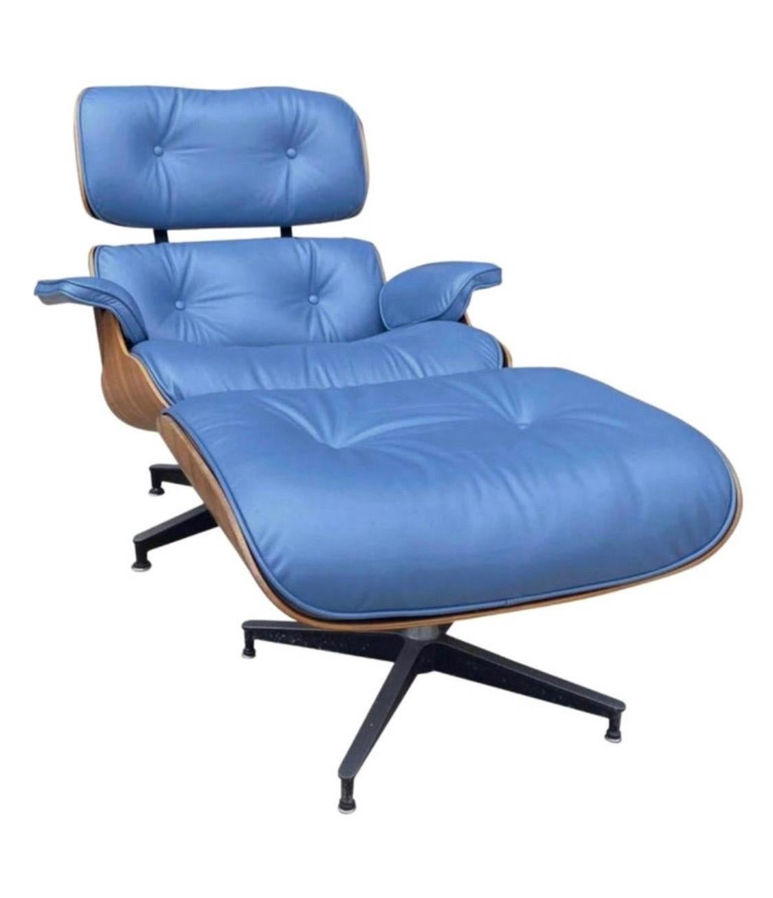 Restaurierter Herman Miller Eames-Loungesessel mit maßgefertigtem blauem Leder im Angebot 4