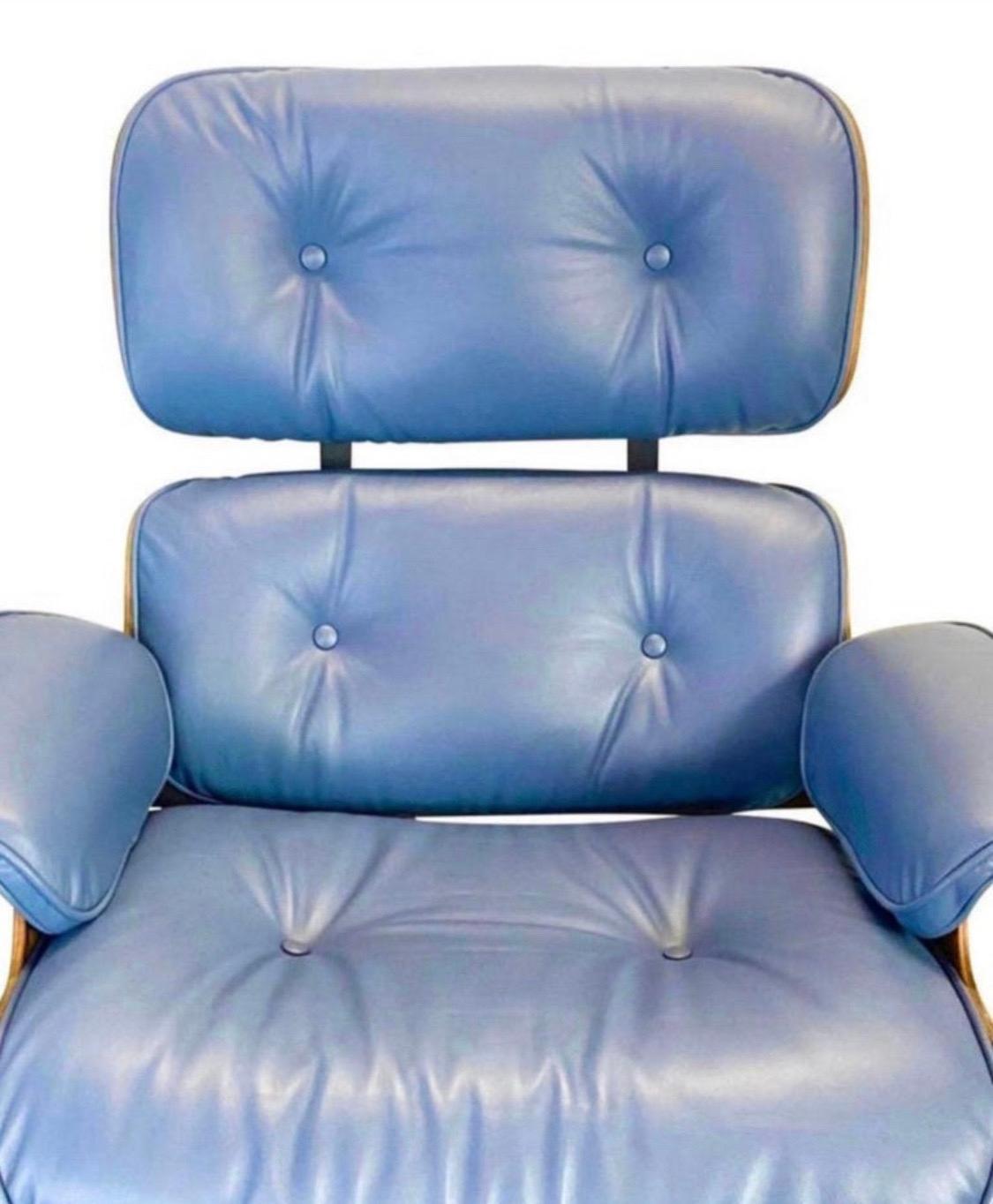 Ein restaurierter, signierter und authentischer Vintage
Herman Miller Eames Lounge Chair und Ottomane aus Rosenholz mit neuen blauen Lederkissen mit glatter und bequemer Oberfläche. Das Holz ist gereinigt und geölt, keine fehlenden Teile oder
