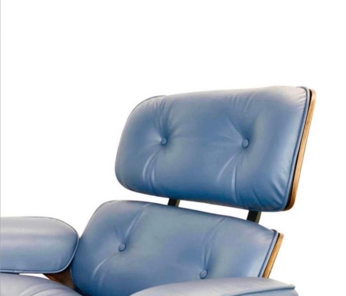 Restaurierter Herman Miller Eames-Loungesessel mit maßgefertigtem blauem Leder (Moderne der Mitte des Jahrhunderts) im Angebot