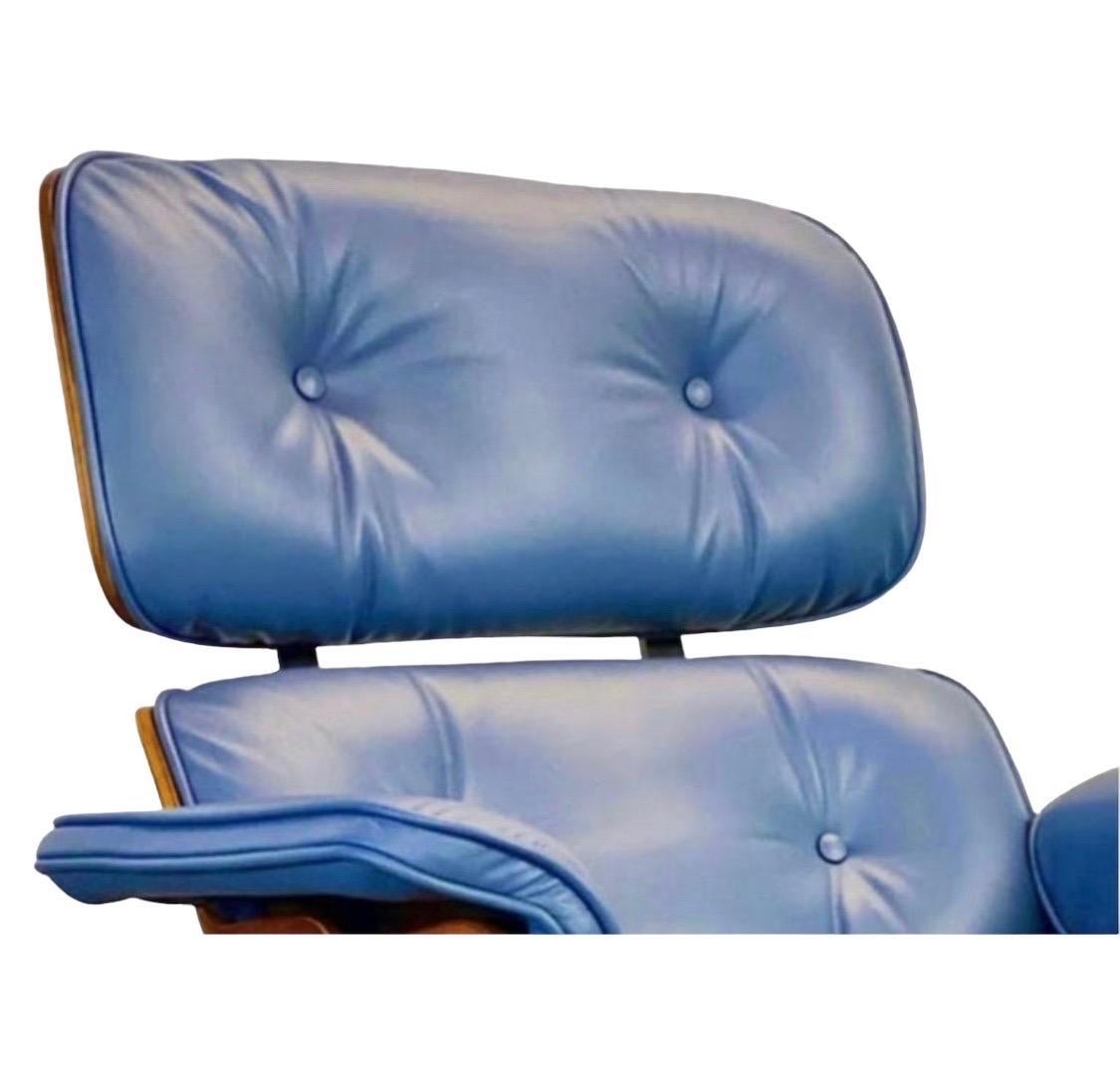 Restaurierter Herman Miller Eames-Loungesessel mit maßgefertigtem blauem Leder (amerikanisch) im Angebot