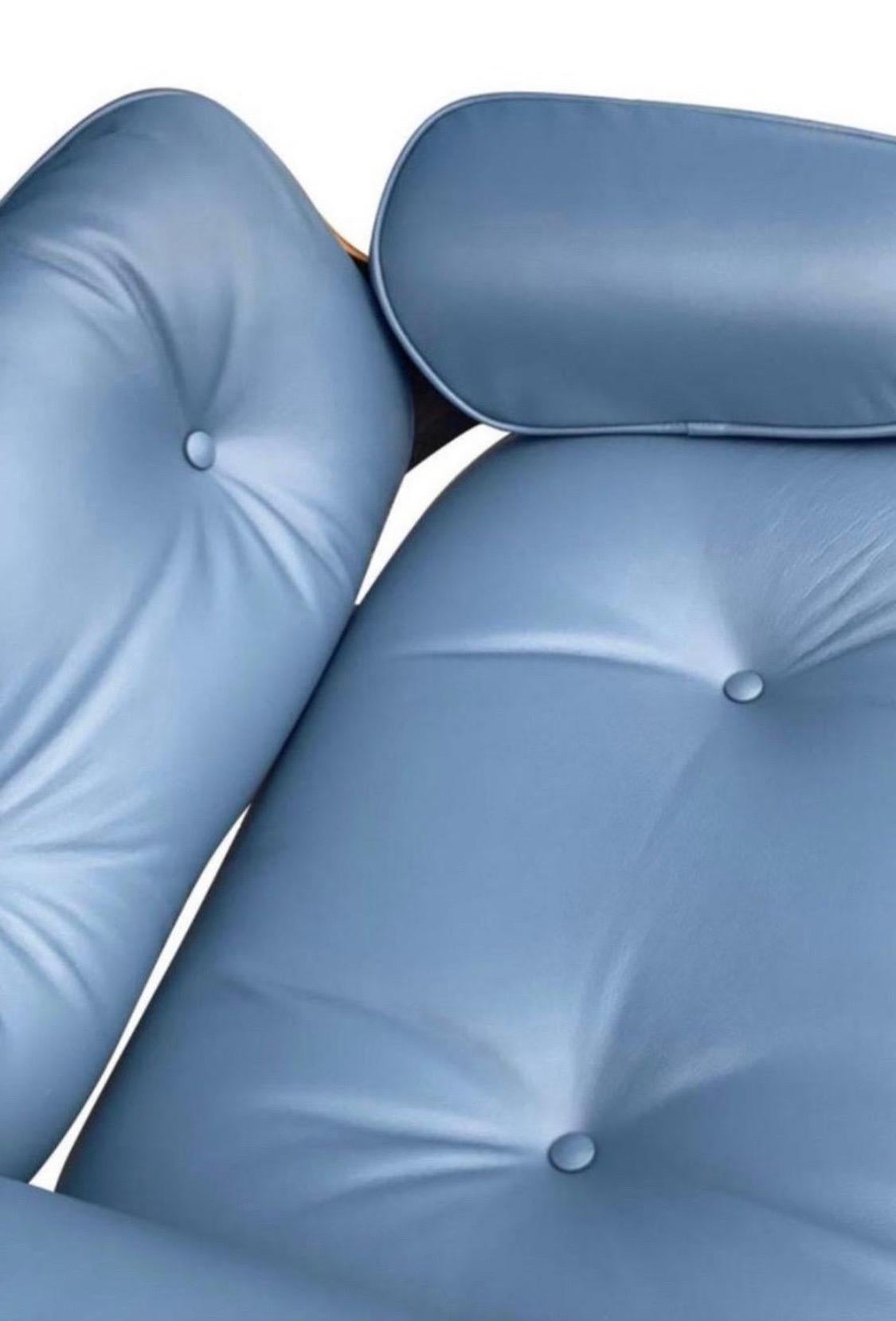 Restaurierter Herman Miller Eames-Loungesessel mit maßgefertigtem blauem Leder im Zustand „Gut“ im Angebot in Brooklyn, NY