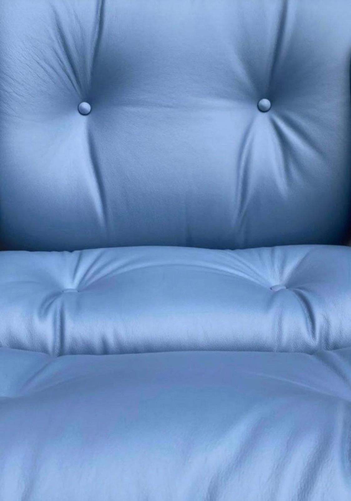 Américain Chaise longue Eames Herman Miller restaurée en cuir bleu sur mesure en vente