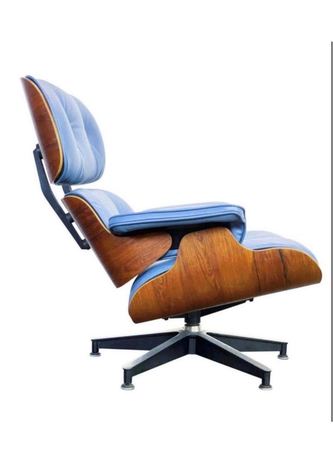 Restaurierter Herman Miller Eames-Loungesessel mit maßgefertigtem blauem Leder im Angebot 3