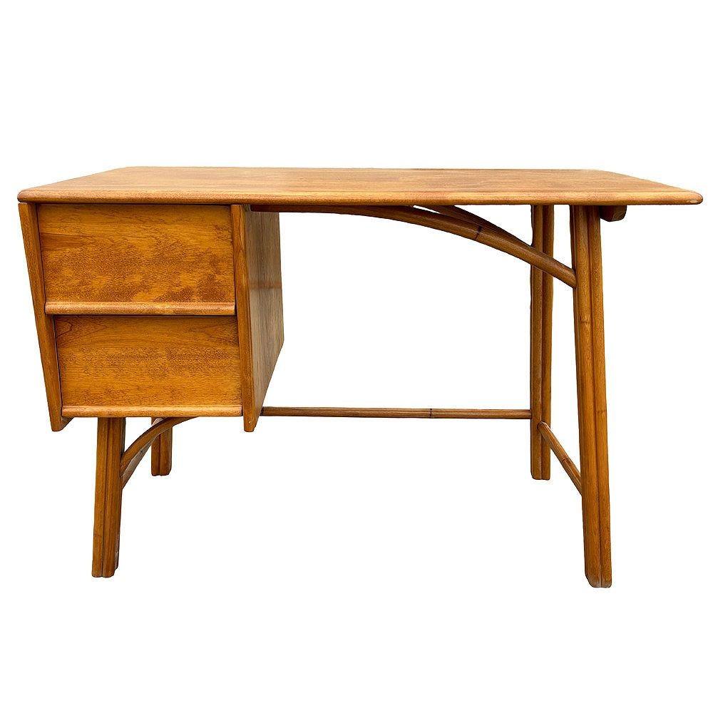 Dieser restaurierte, von Paul T. Frankl inspirierte Mid-Century-Schreibtisch aus Birkenholz mit 2 Schubladen und Rattanbeinen von Heywood Wakefield. Sie bietet ein minimalistisches, modernes Design und eine Funktionalität, die problemlos auf jeden
