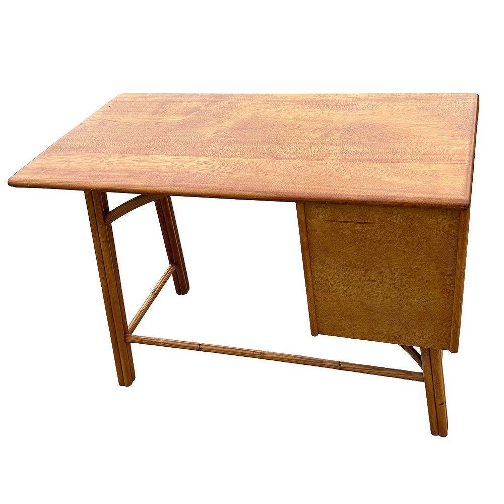 Restaurierter Heywood Wakefield-Birkenschreibtisch mit Rattanfüßen (amerikanisch) im Angebot
