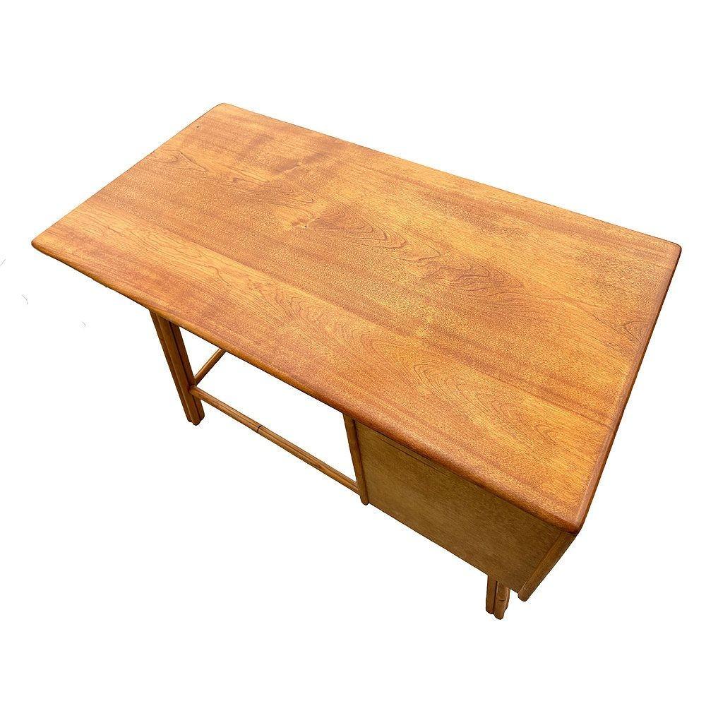 Restaurierter Heywood Wakefield-Birkenschreibtisch mit Rattanfüßen im Zustand „Hervorragend“ im Angebot in Van Nuys, CA