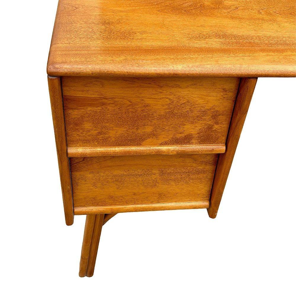 Restaurierter Heywood Wakefield-Birkenschreibtisch mit Rattanfüßen (Mitte des 20. Jahrhunderts) im Angebot
