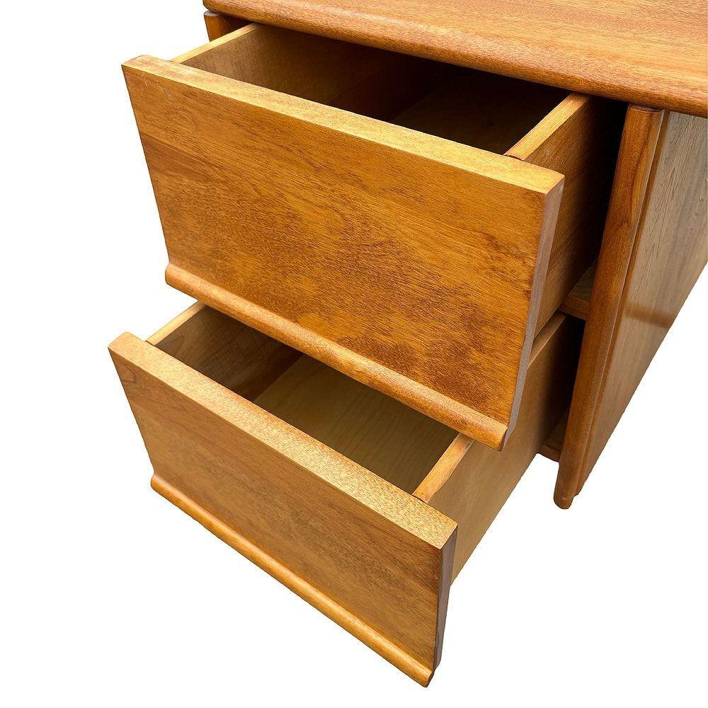 Restaurierter Heywood Wakefield-Birkenschreibtisch mit Rattanfüßen (Teakholz) im Angebot