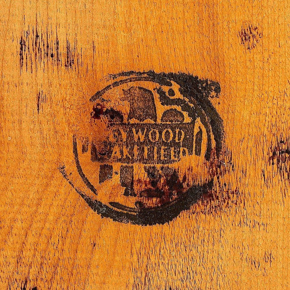 Restaurierter Heywood Wakefield-Birkenschreibtisch mit Rattanfüßen im Angebot 1