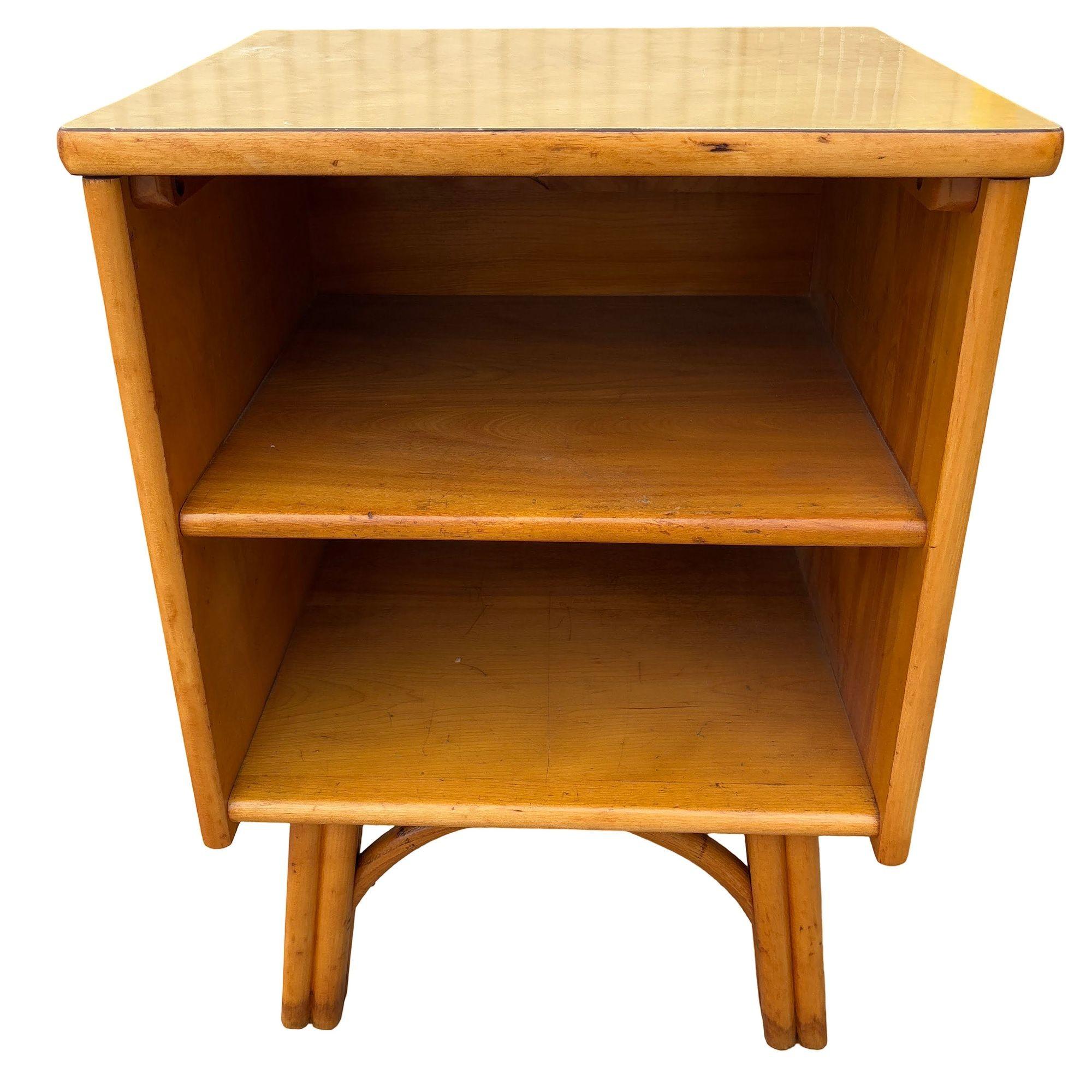 Questo tavolino restaurato del Mid-Century in legno di betulla con 2 ripiani fissi, piani in formica e gambe in rattan di Wood Wood. Offre un design moderno e minimalista e una funzionalità che permette di inserire facilmente libri, telefono e