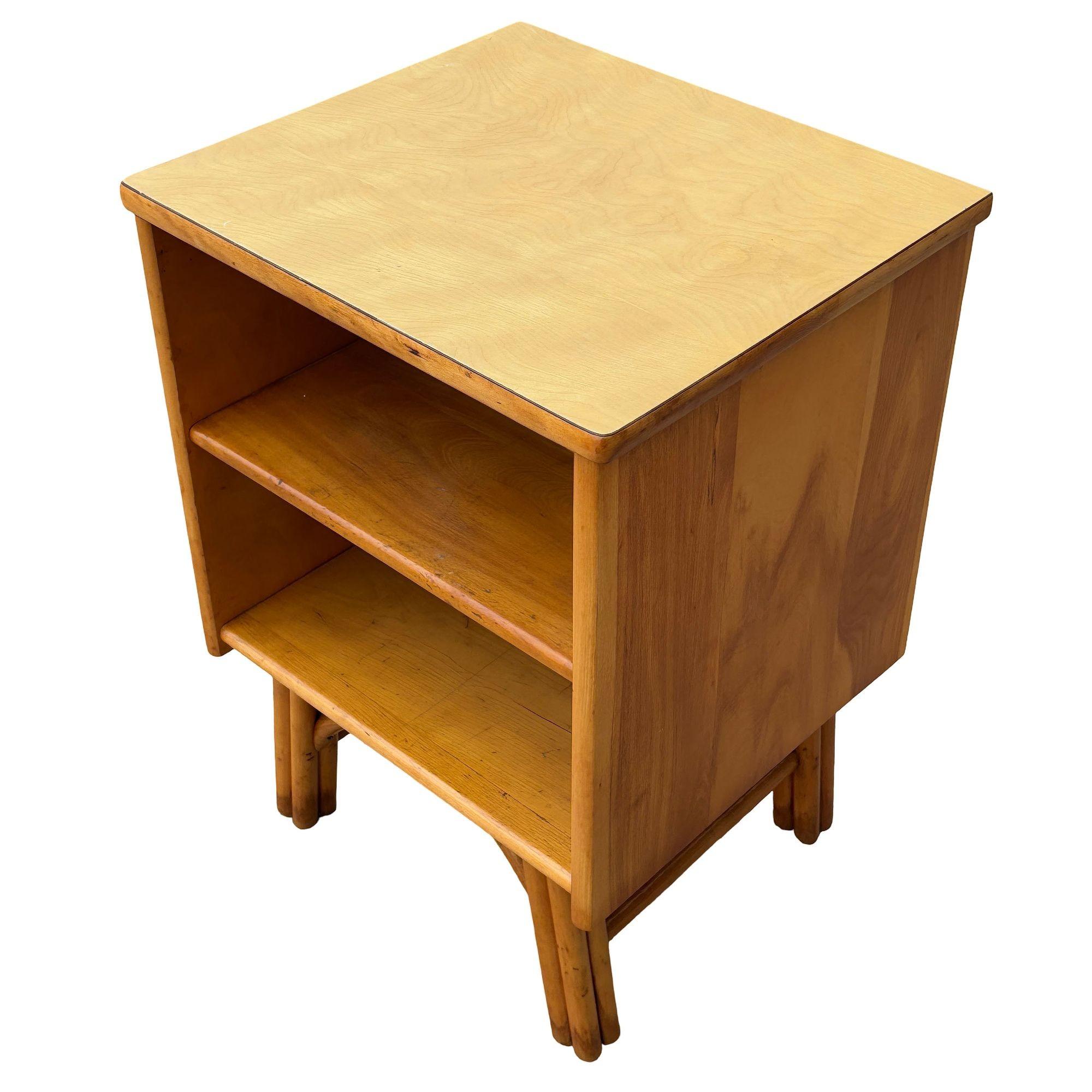 Mid-Century moderno Tavolino Heywood Wakefield restaurato in betulla bionda con gambe in rattan in vendita