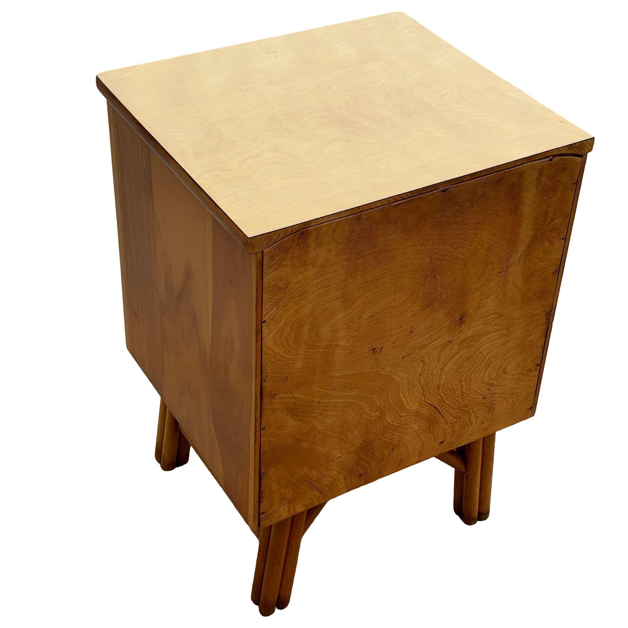 Rattan Tavolino Heywood Wakefield restaurato in betulla bionda con gambe in rattan in vendita