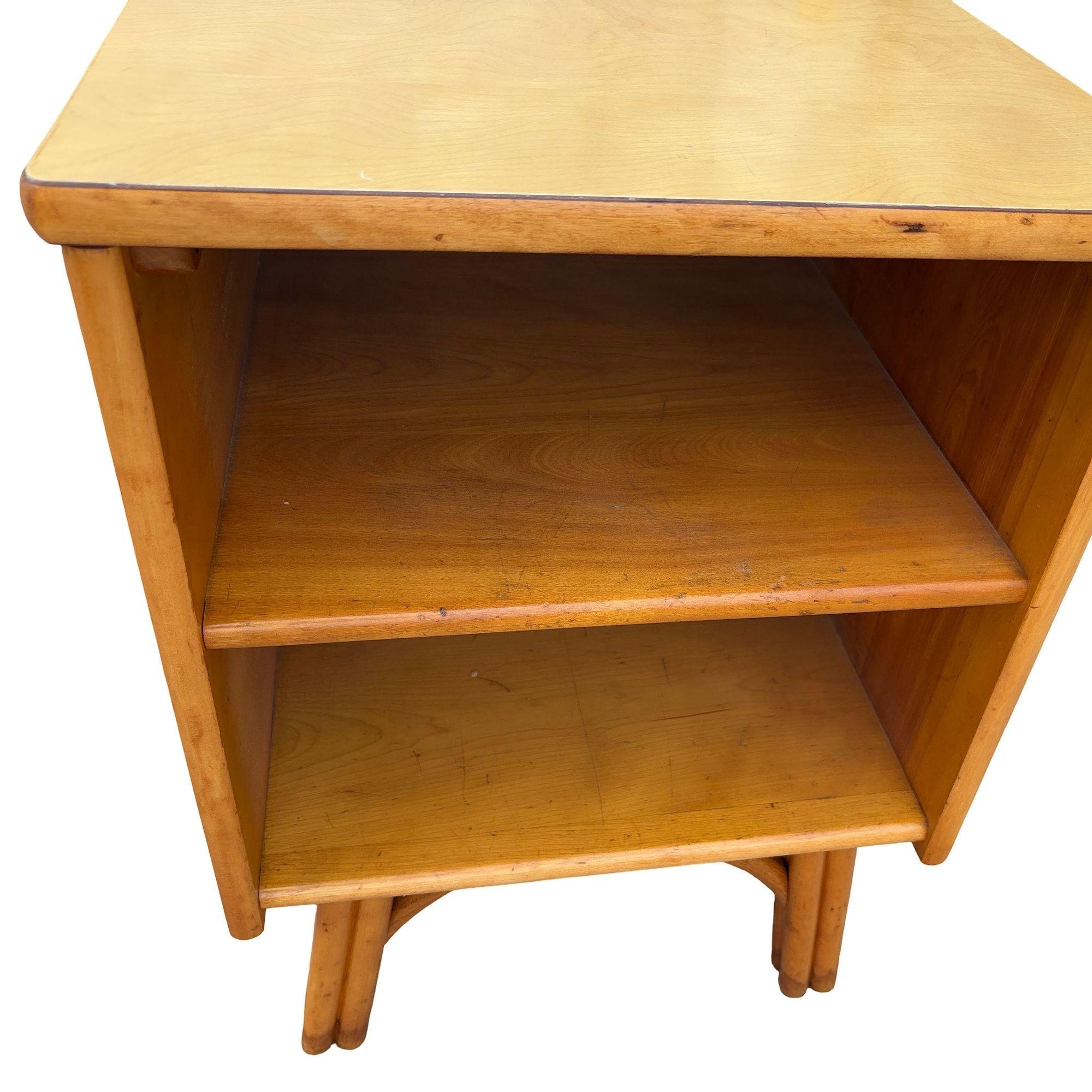 Tavolino Heywood Wakefield restaurato in betulla bionda con gambe in rattan in vendita 1