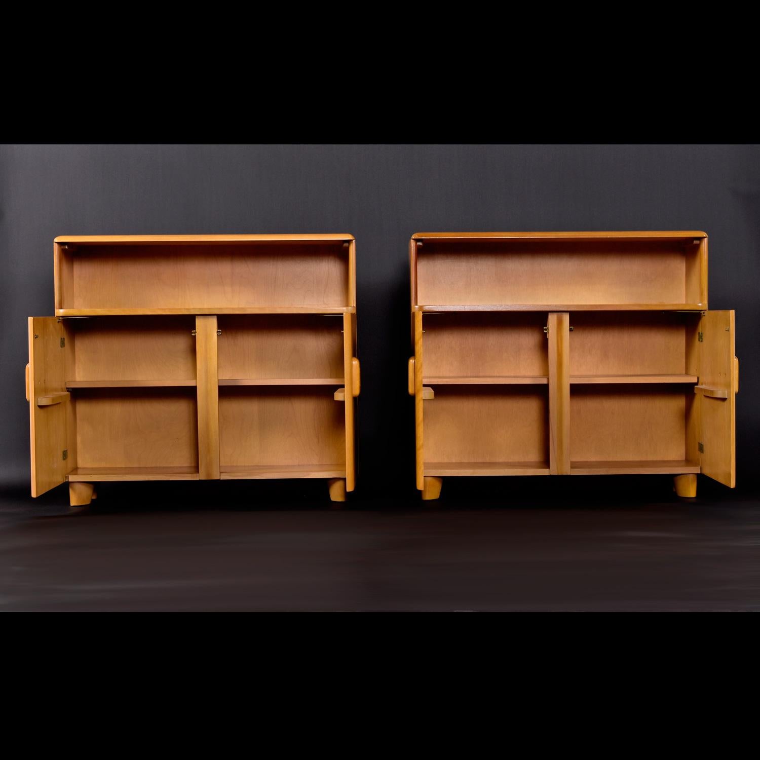 Restored Heywood Wakefield Wheat Finish M326 Cabinet Bookcase For Sale 7