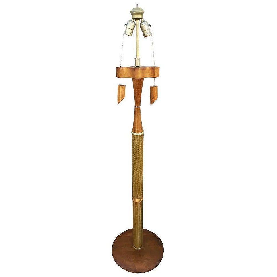 Americano Lampada da terra scultorea in legno di Koa e rattan restaurata con rivestimento in ricamato, coppia in vendita