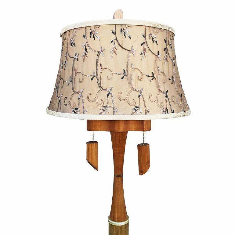 Lampada da terra scultorea in legno di Koa e rattan restaurata con rivestimento in ricamato, coppia In condizioni ottime in vendita a Van Nuys, CA