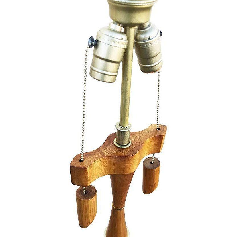 Metà XX secolo Lampada da terra scultorea in legno di Koa e rattan restaurata con rivestimento in ricamato, coppia in vendita