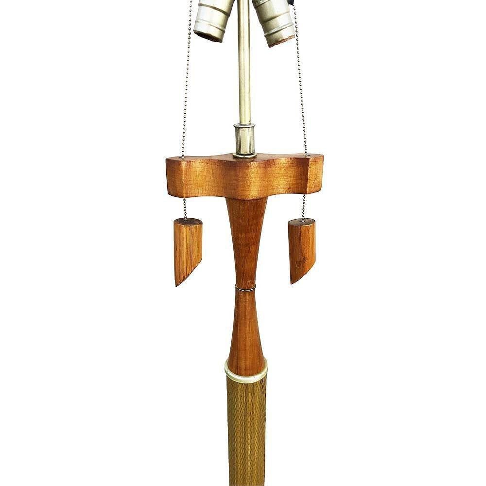 Rattan Lampada da terra scultorea in legno di Koa e rattan restaurata con rivestimento in ricamato, coppia in vendita