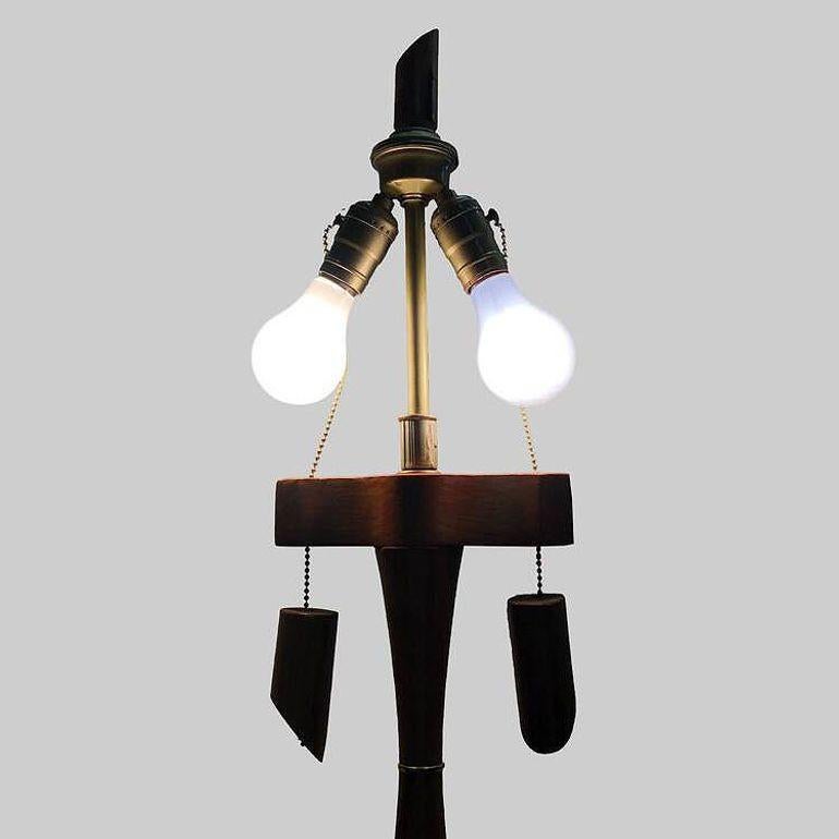 Lampada da terra scultorea in legno di Koa e rattan restaurata con rivestimento in ricamato, coppia in vendita 1