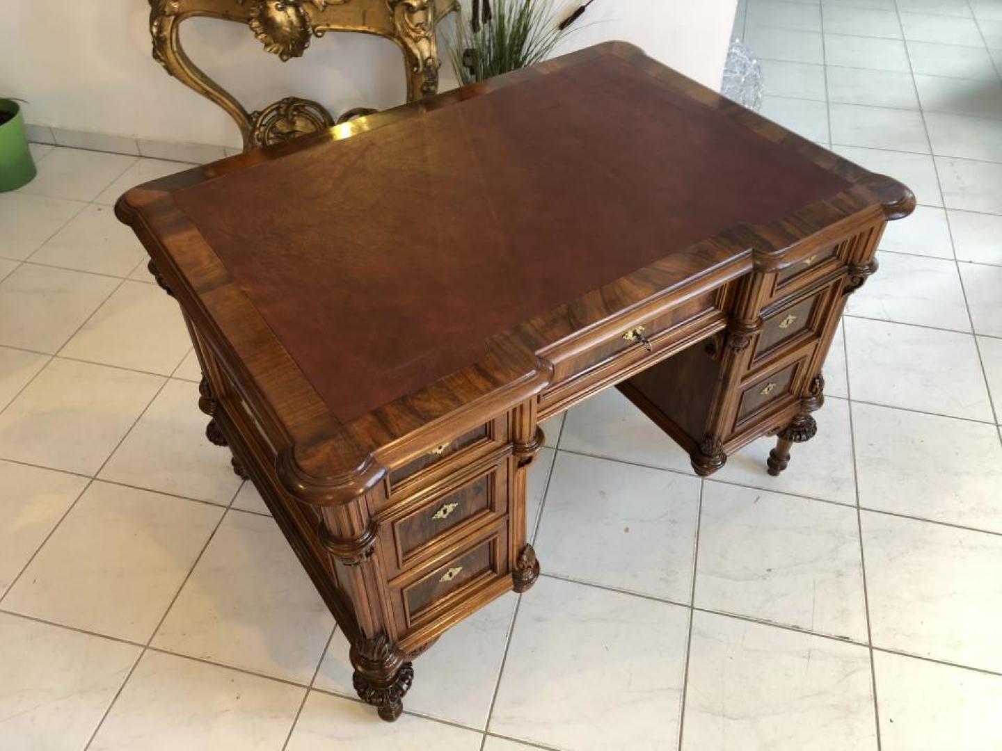 Elaborately crafted small men's desk from the Gründerzeit period.
This is a beautiful restored secretary from the time of historicism, made circa 1885.
An eyecatcher in your study / office, equipped with seven smooth and lockable drawers with