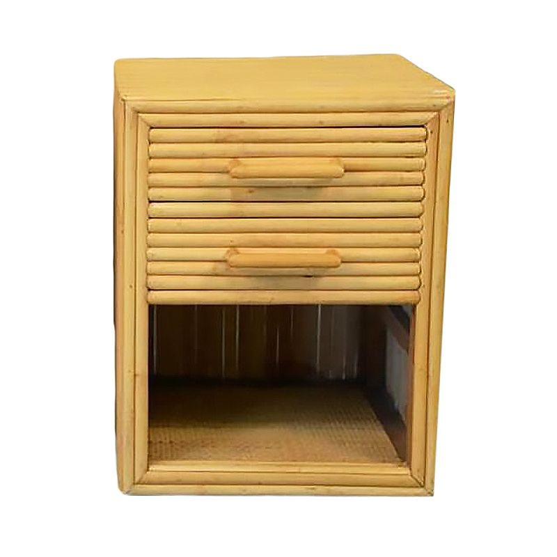 Cette paire de tables d'appoint en rotin d'inspiration Art of Vintage, magnifiquement restaurée par Paul Frankl, allie style, charme vintage et confort moderne. Chacune comporte deux tiroirs coulissants en haut, empilés sur un espace de rangement en