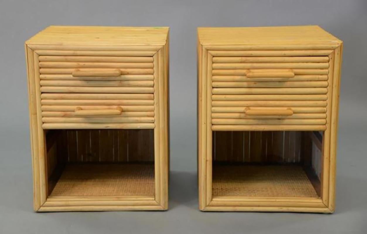 Milieu du XXe siècle Table de chevet en rotin à bâtons empilés horizontaux restaurée avec espace Cubby, Pair en vente