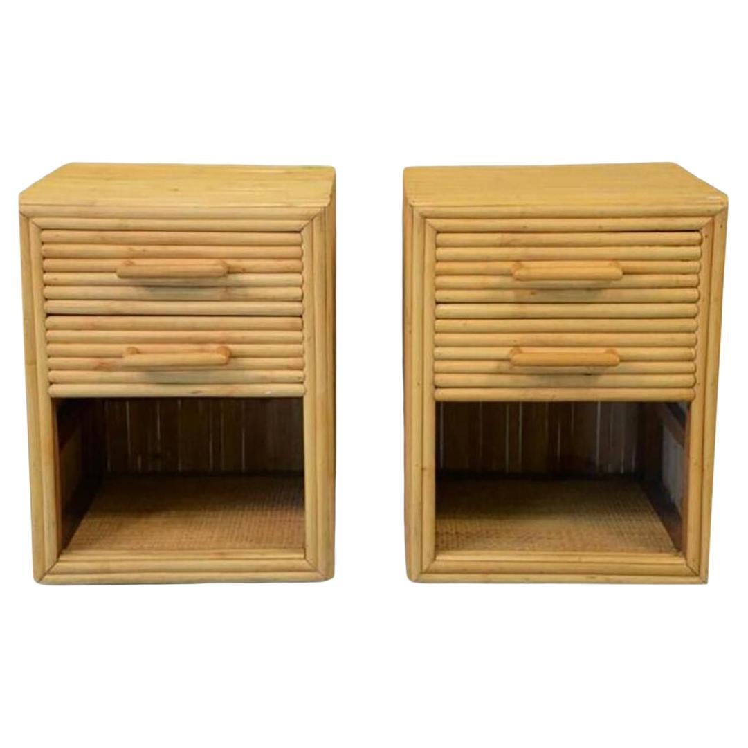 Table de chevet en rotin à bâtons empilés horizontaux restaurée avec espace Cubby, Pair en vente