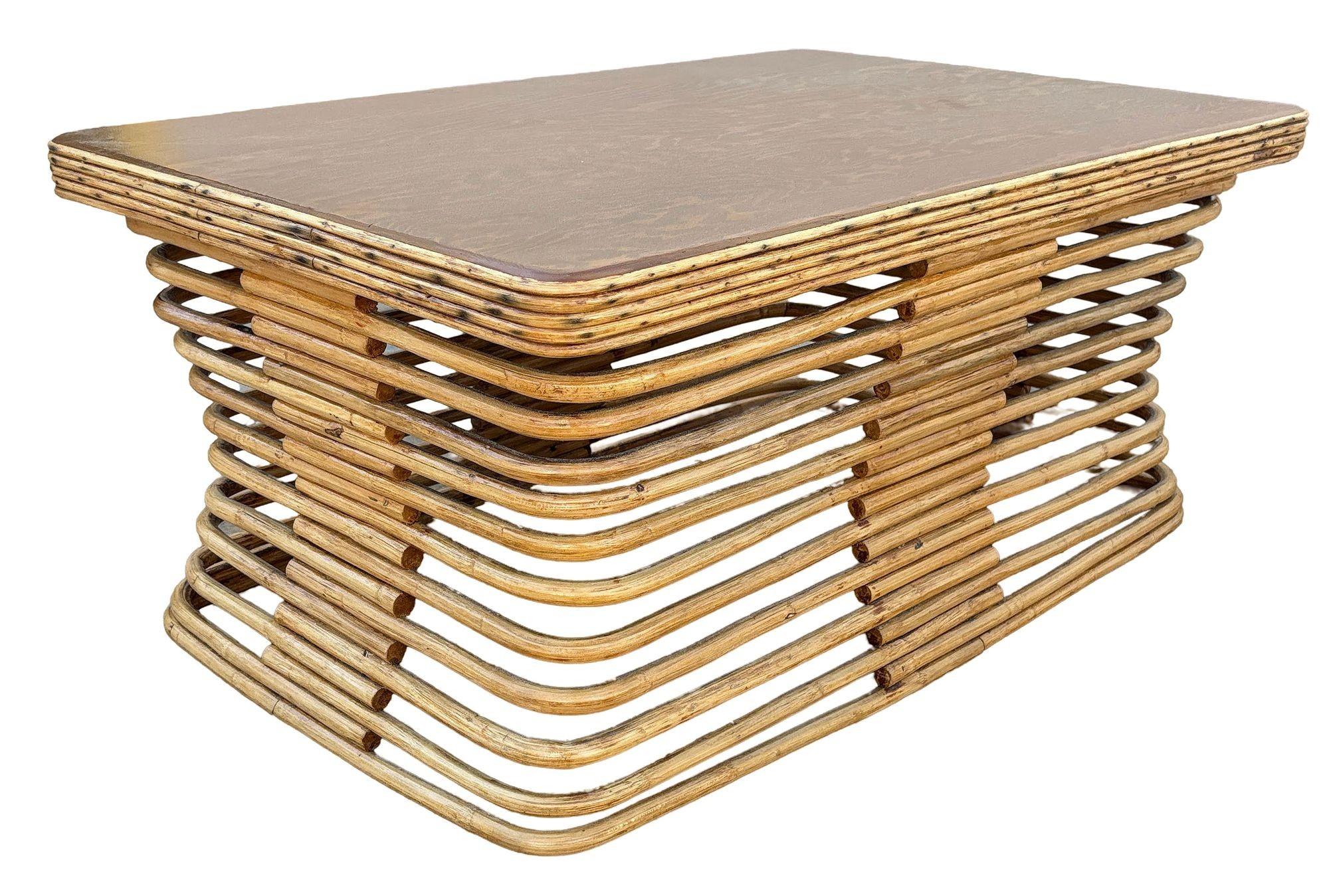 Ce rotin d'inspiration Paul Frankl, magnifiquement restauré, allie le charme du passé au confort moderne. Cette table basse en rotin en forme de sablier restauré présente une silhouette sculpturale avec de belles lignes courbes et une finition riche