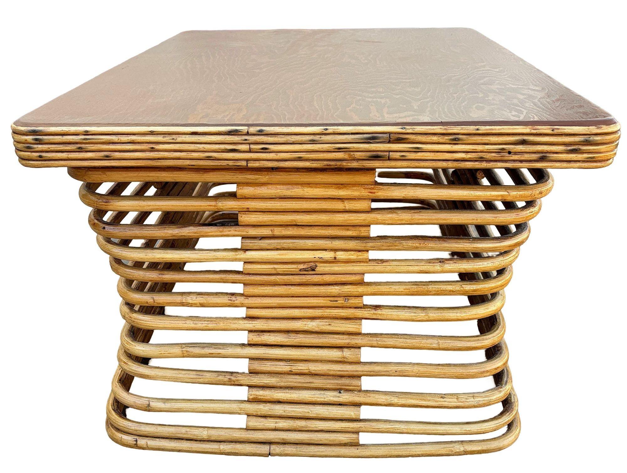 Table basse en rotin et acajou restaurée en forme de sablier Excellent état - En vente à Van Nuys, CA