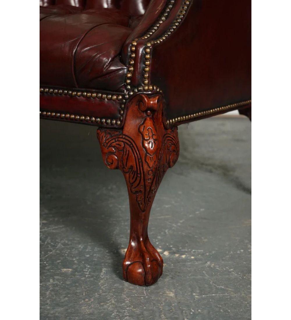 20ième siècle Canapé Regency Chesterfield boutonné à dos camel en bourgogne teinté à la main restauré en vente