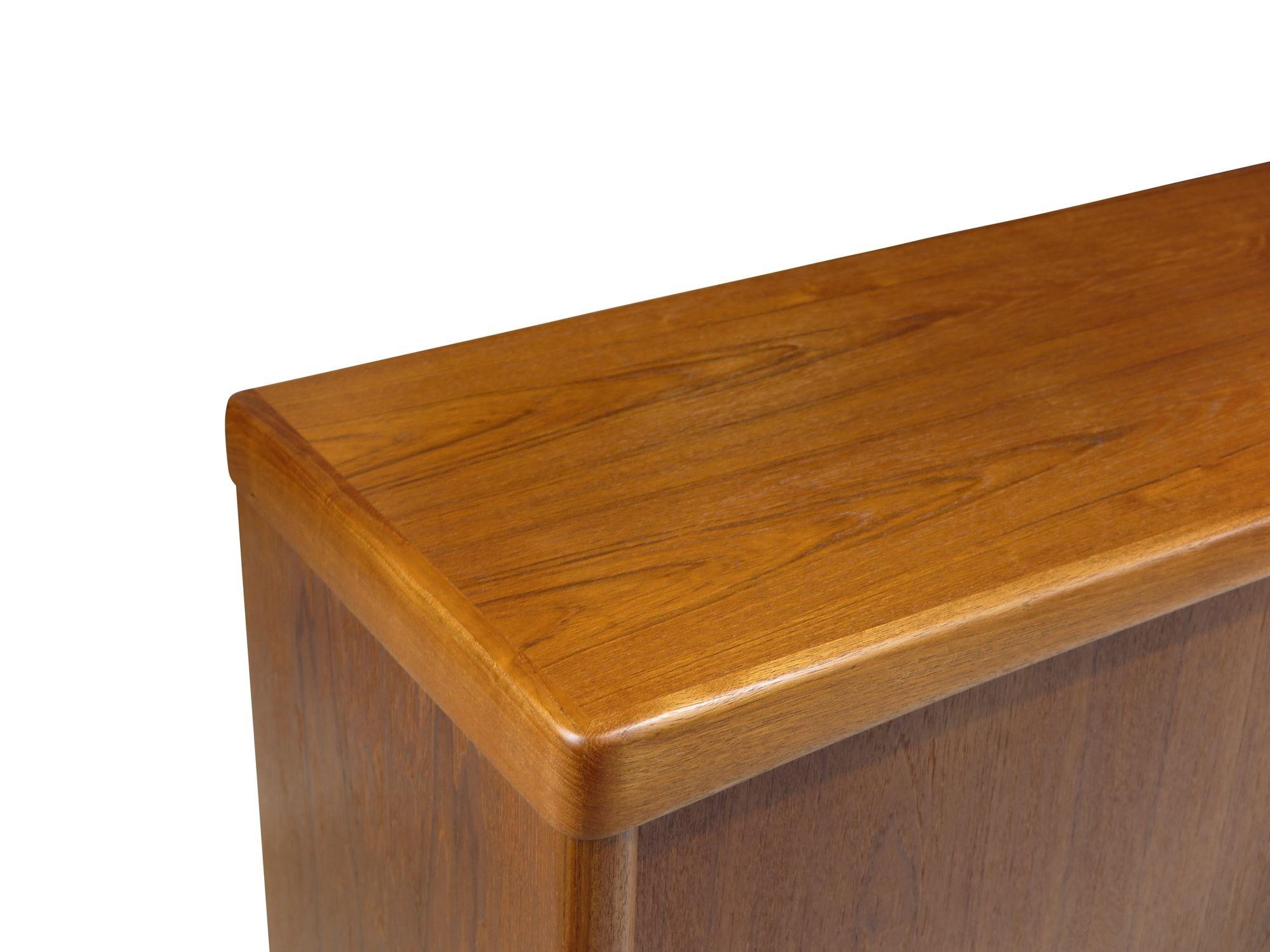 Restauriertes H.W. Klein Dänisches Teakholz-Credenza aus der Mitte des Jahrhunderts im Angebot 4