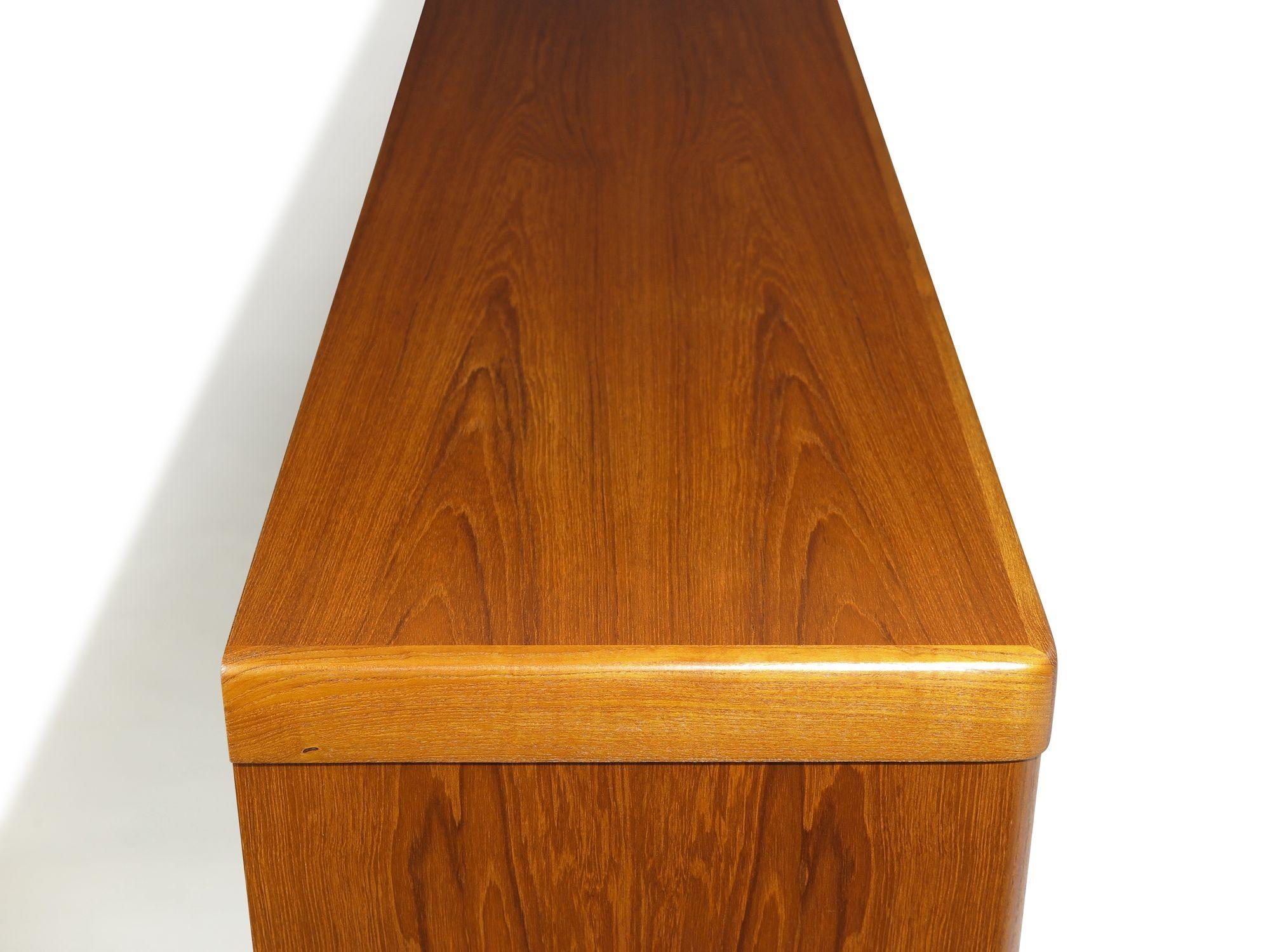 Restauriertes H.W. Klein Dänisches Teakholz-Credenza aus der Mitte des Jahrhunderts im Angebot 5