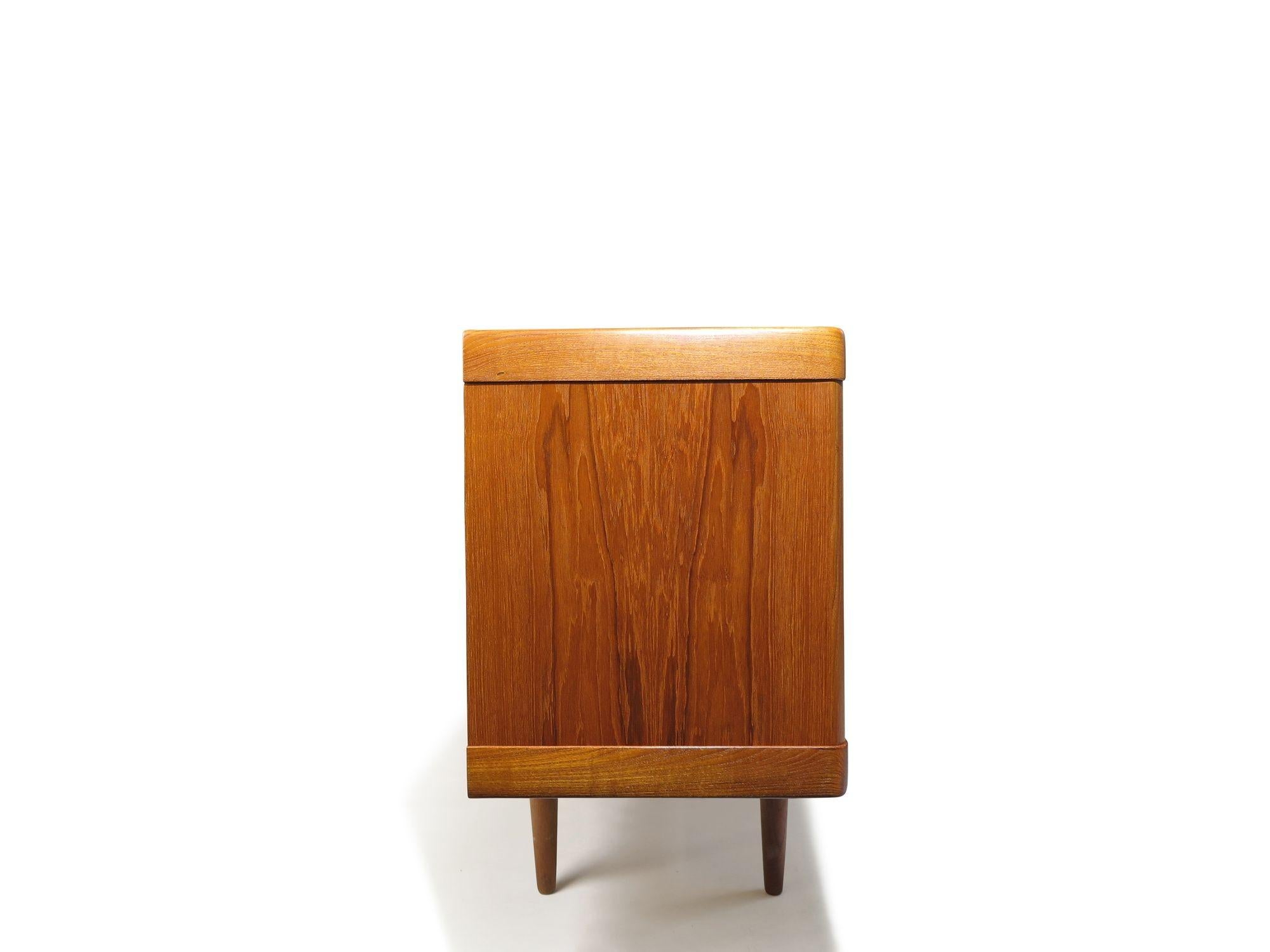 Restauriertes H.W. Klein Dänisches Teakholz-Credenza aus der Mitte des Jahrhunderts im Angebot 6