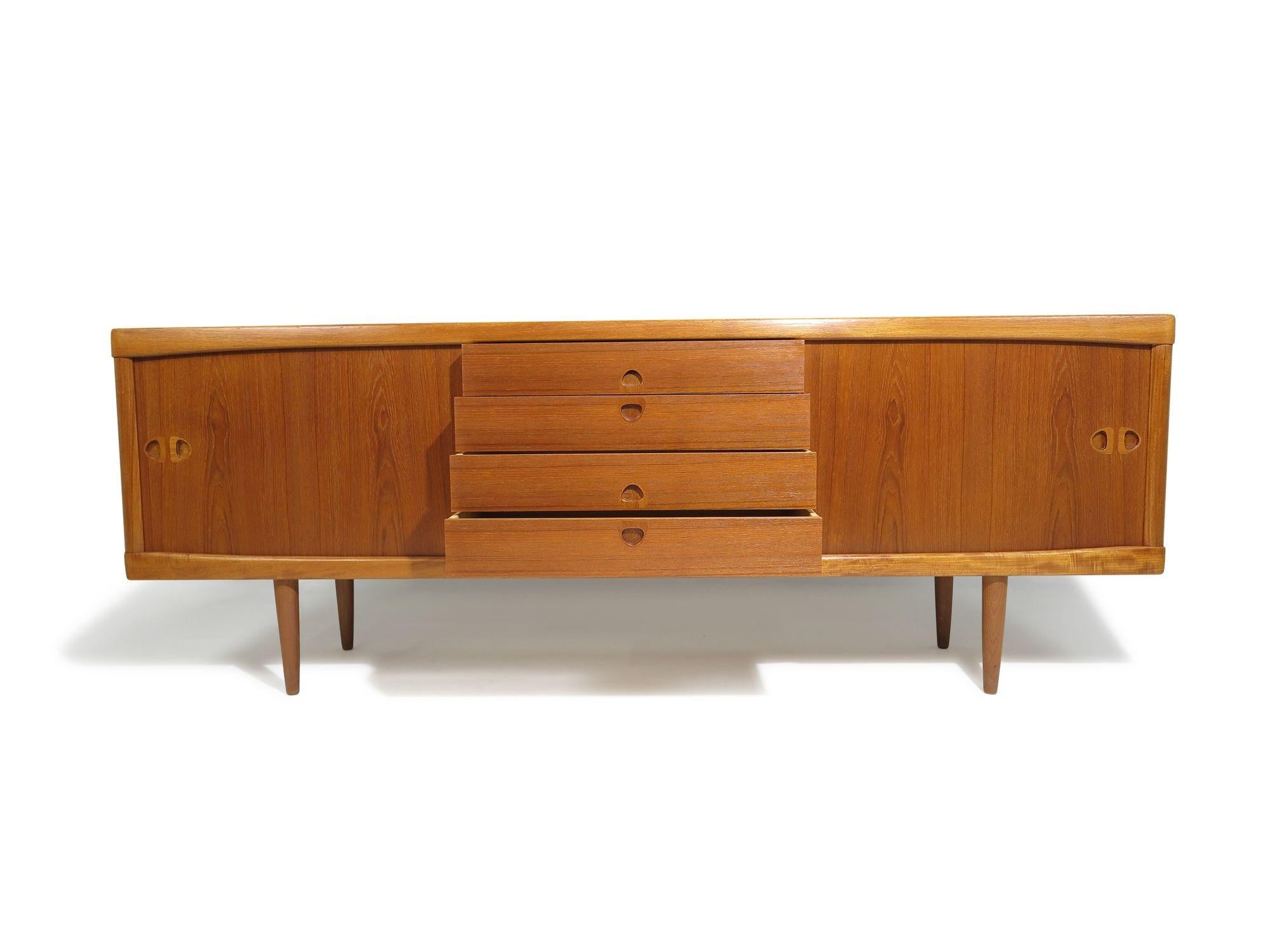 Restauriertes H.W. Klein Dänisches Teakholz-Credenza aus der Mitte des Jahrhunderts (Skandinavische Moderne) im Angebot