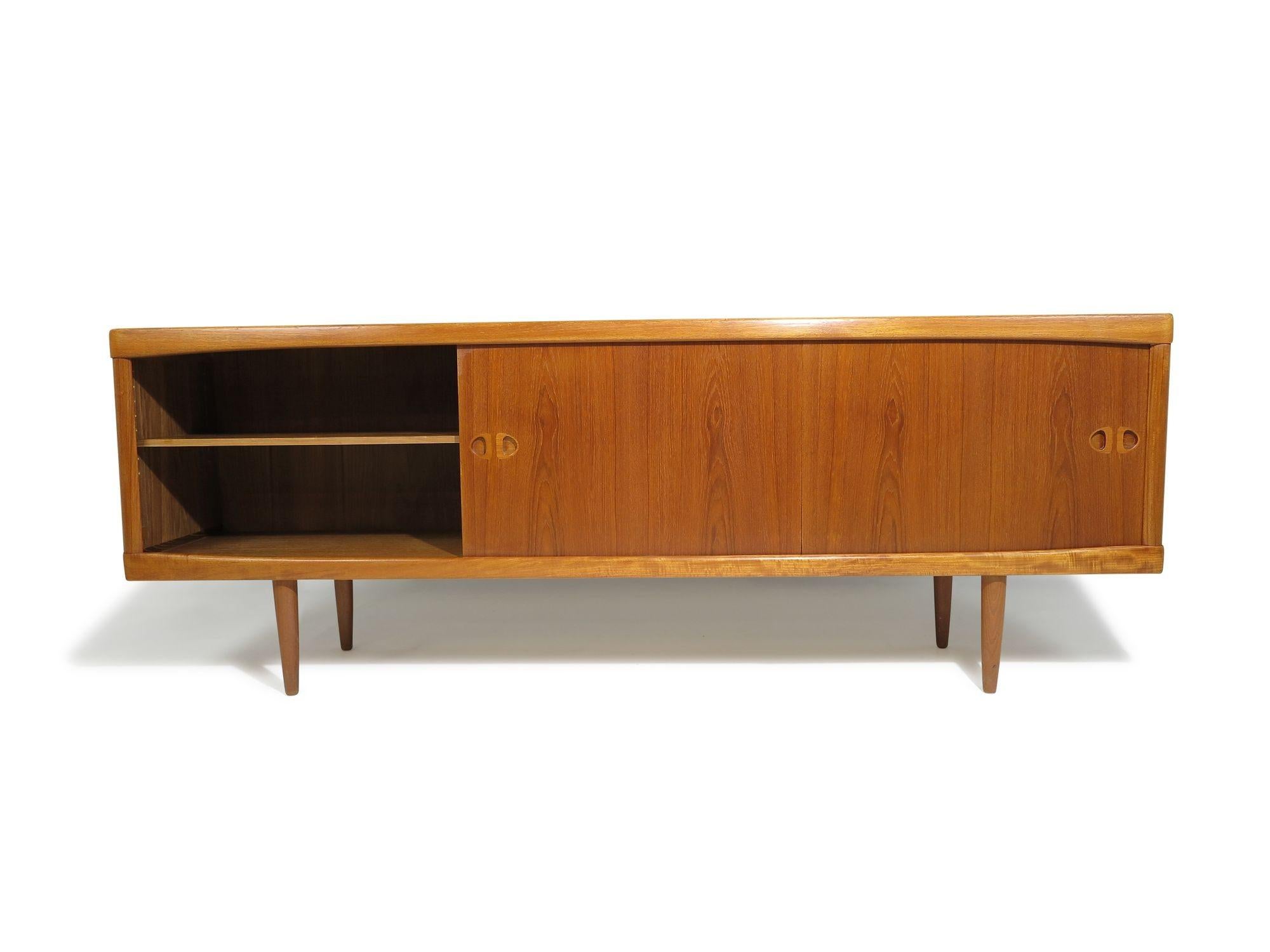 Restauriertes H.W. Klein Dänisches Teakholz-Credenza aus der Mitte des Jahrhunderts (Geölt) im Angebot