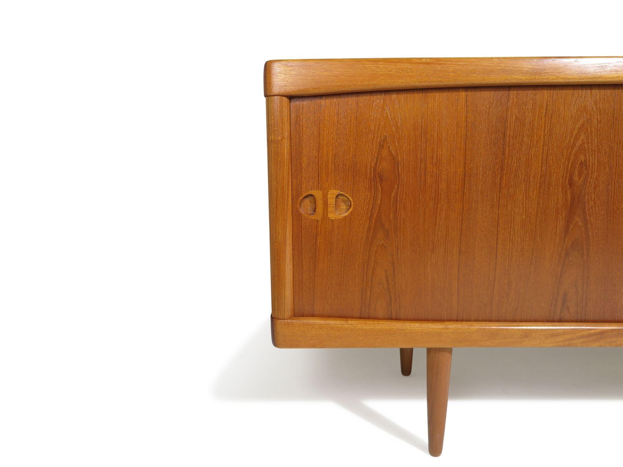 Restauriertes H.W. Klein Dänisches Teakholz-Credenza aus der Mitte des Jahrhunderts im Zustand „Hervorragend“ im Angebot in Oakland, CA
