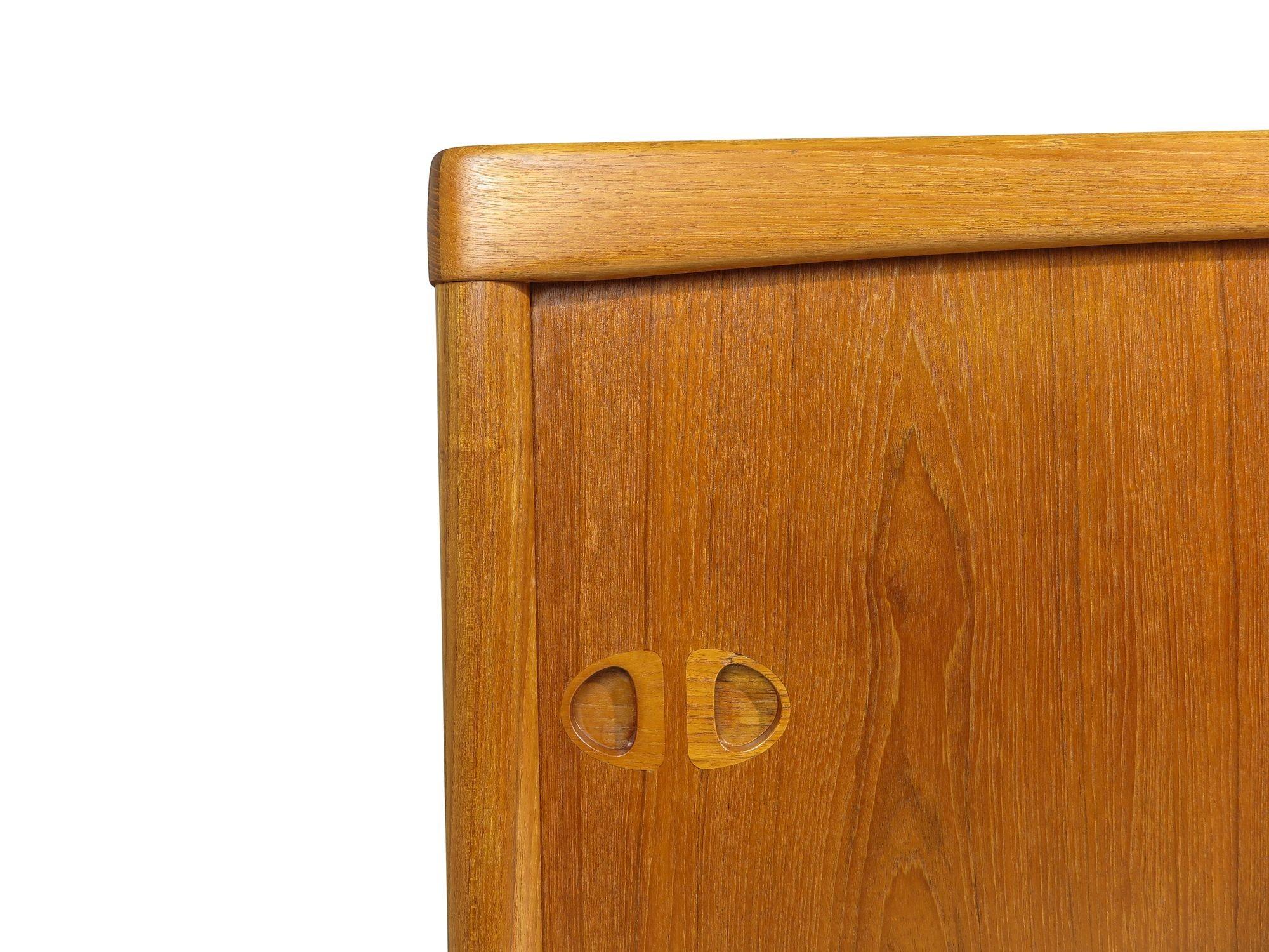 Restauriertes H.W. Klein Dänisches Teakholz-Credenza aus der Mitte des Jahrhunderts (20. Jahrhundert) im Angebot