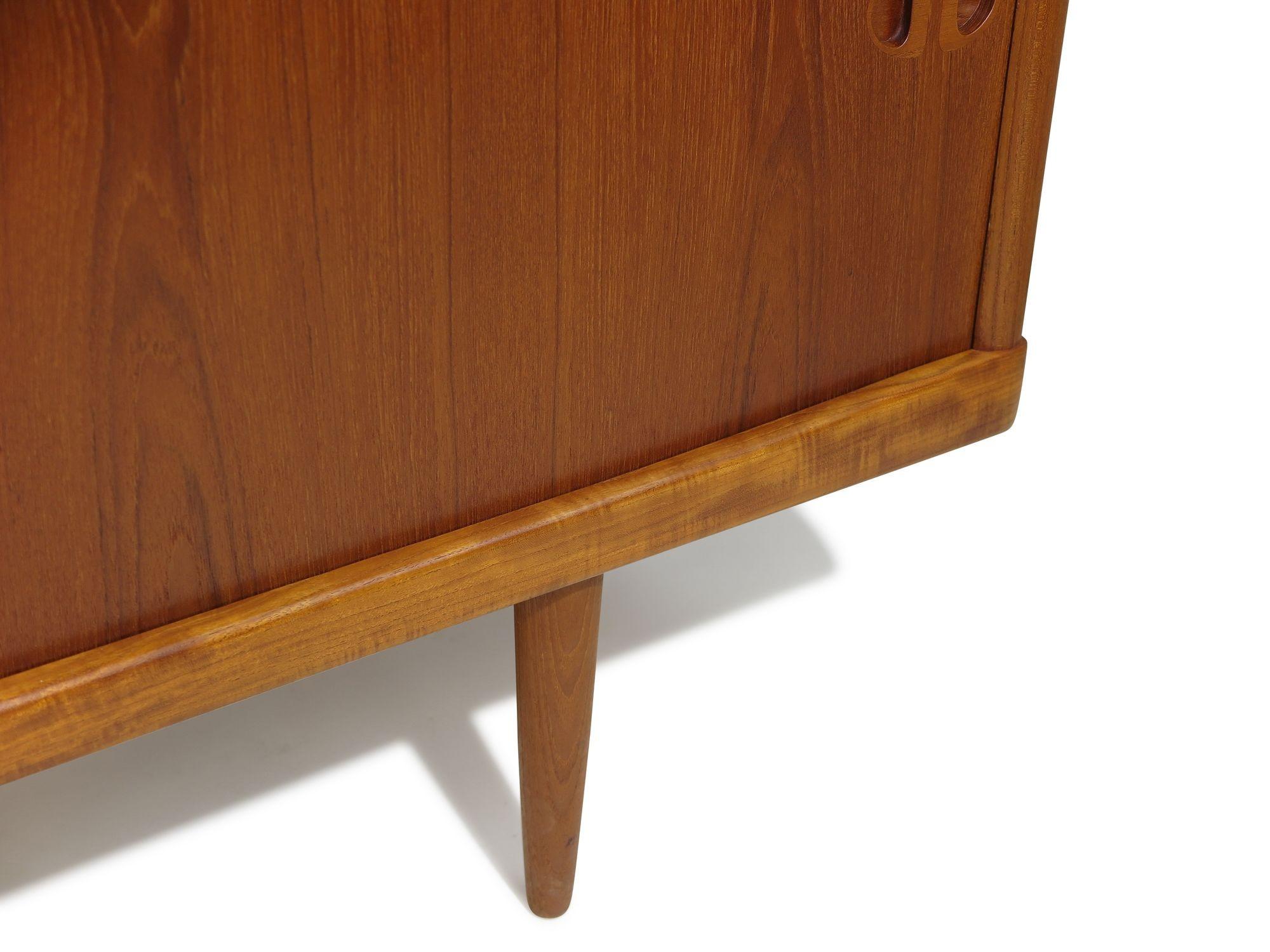 Restauriertes H.W. Klein Dänisches Teakholz-Credenza aus der Mitte des Jahrhunderts im Angebot 1