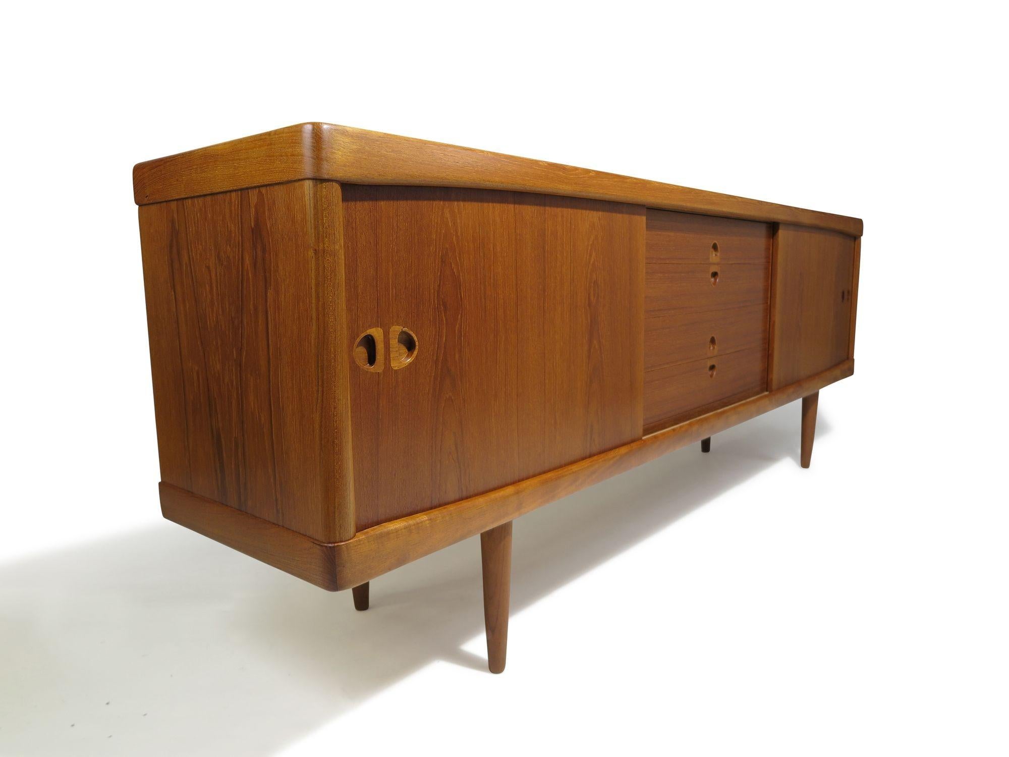 Restauriertes H.W. Klein Dänisches Teakholz-Credenza aus der Mitte des Jahrhunderts im Angebot 2