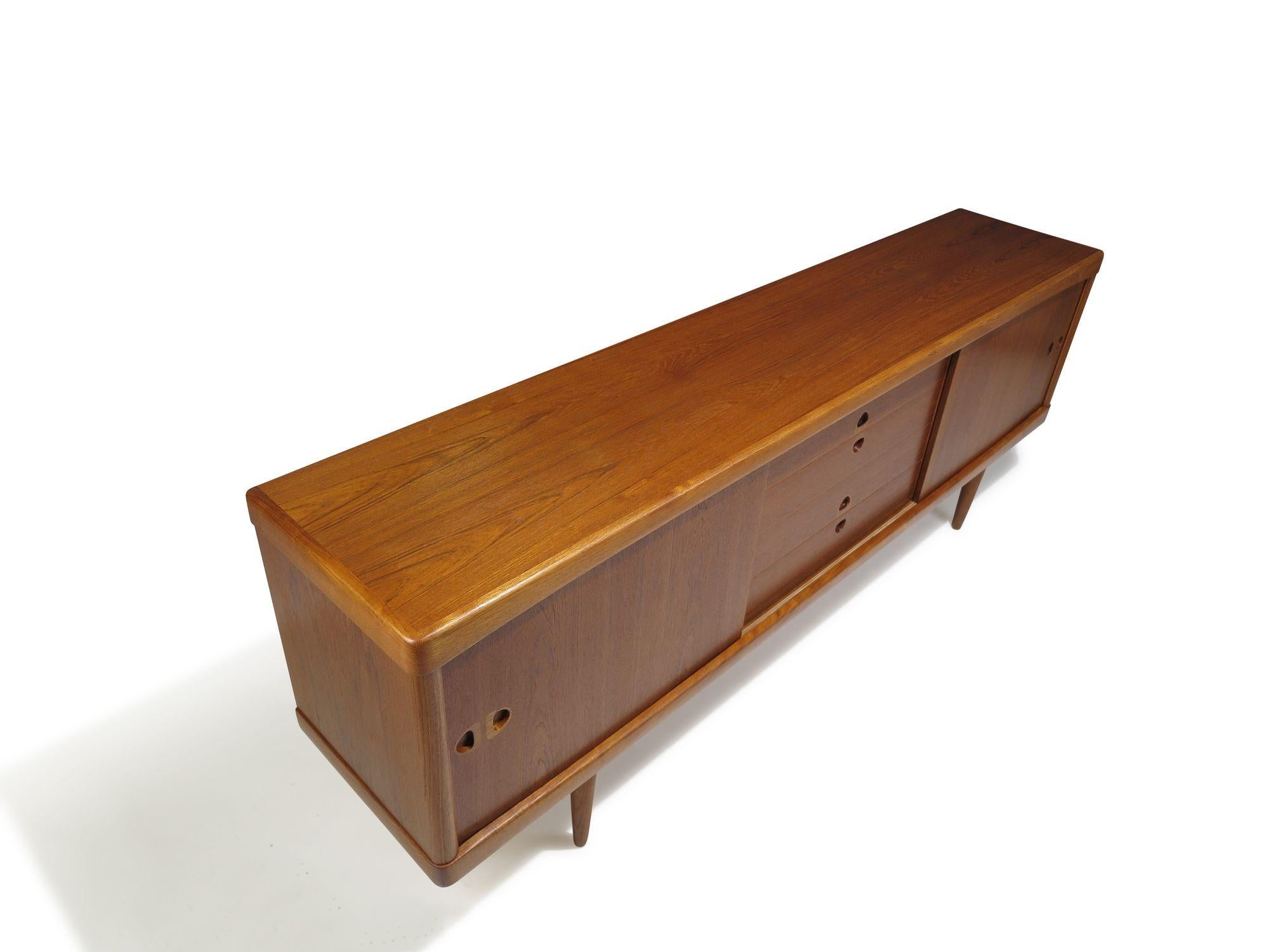 Restauriertes H.W. Klein Dänisches Teakholz-Credenza aus der Mitte des Jahrhunderts im Angebot 3