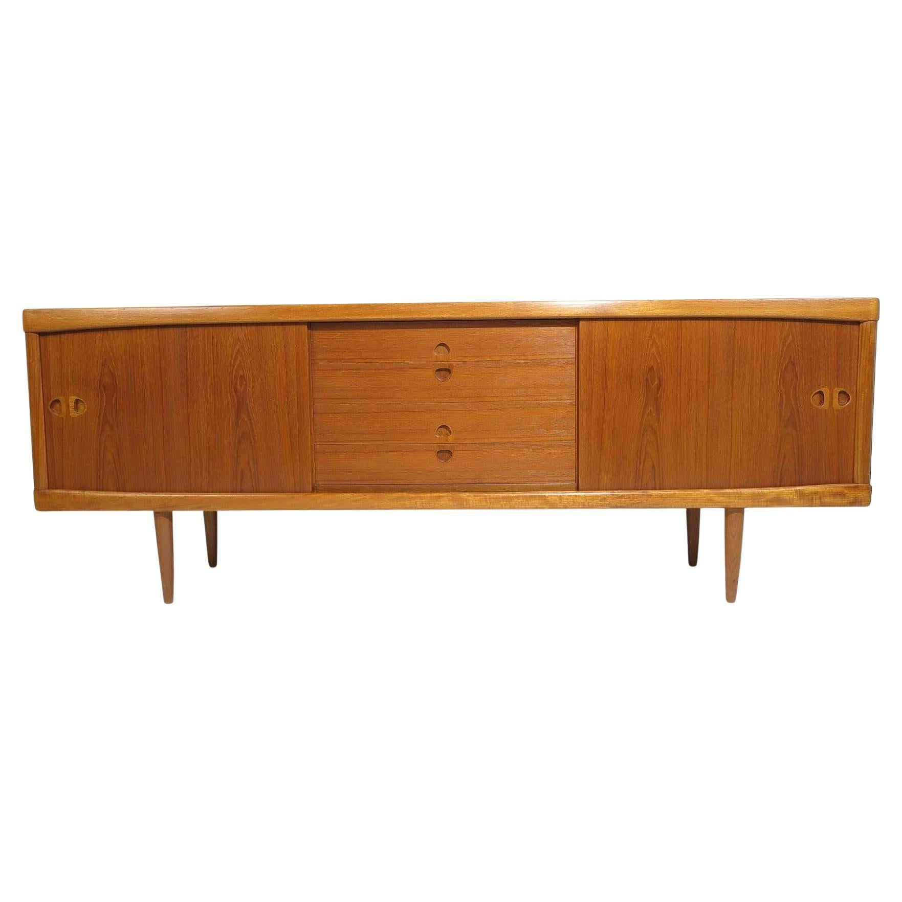 Restauriertes H.W. Klein Dänisches Teakholz-Credenza aus der Mitte des Jahrhunderts im Angebot