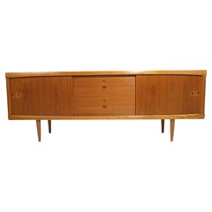 Restauriertes H.W. Klein Dänisches Teakholz-Credenza aus der Mitte des Jahrhunderts