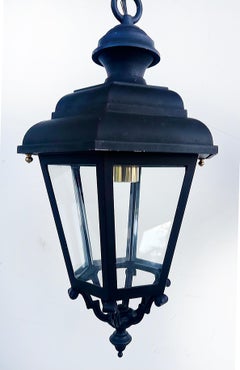 Lanterna a sospensione in ferro restaurato con zoccoli in porcellana e ottone